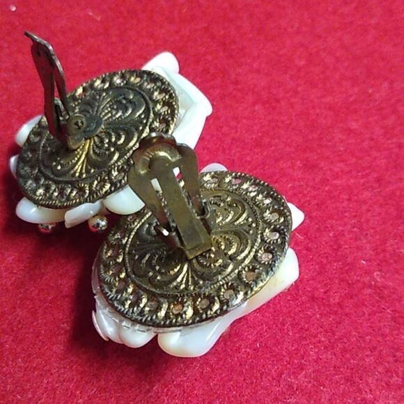 Vintage Mother of Pearl Chips Gold Tone Metal Beads Clip Earrings Cottagecore - Picture 4 of 7
